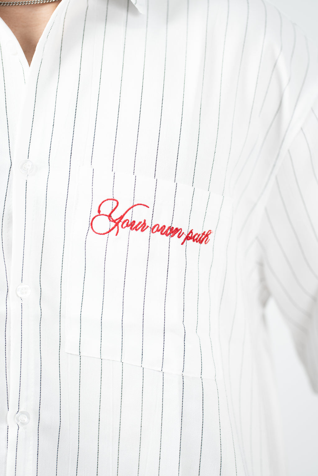 Boxy-Fit stripped shirt (white)